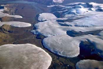 Ледники, растекающиеся в стороны по предгорной равние.  Канадский Арктич. архипелаг, о. Аксель-Хейберга