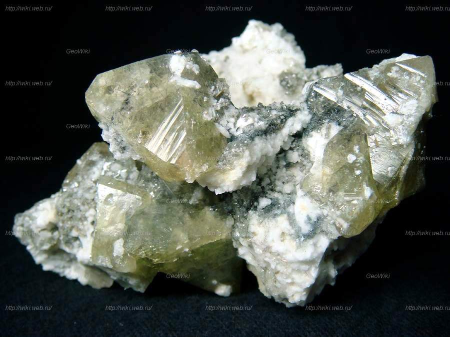 Минерал получил название. Гердерит минерал. Агальматолит минерал. Камень гердерит минерал. Фосфат кальция минерал.